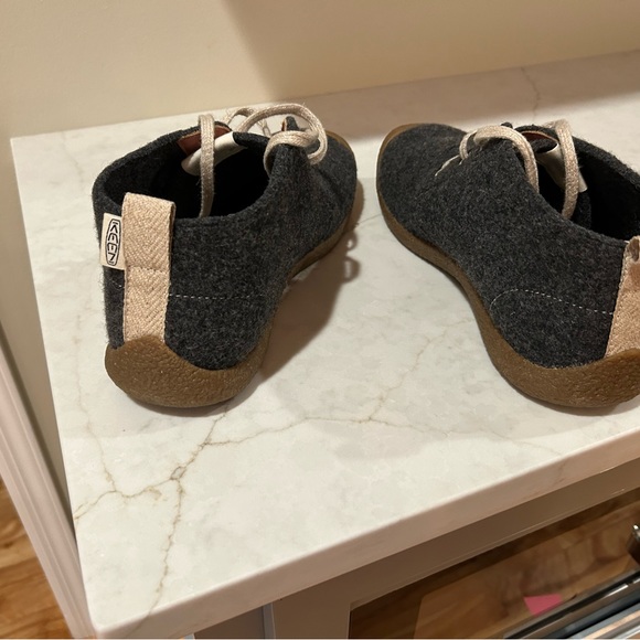 Keen Mosey Chukka boots. Grey with beige sole and laces. Brand new with box. - Picture 5 of 7